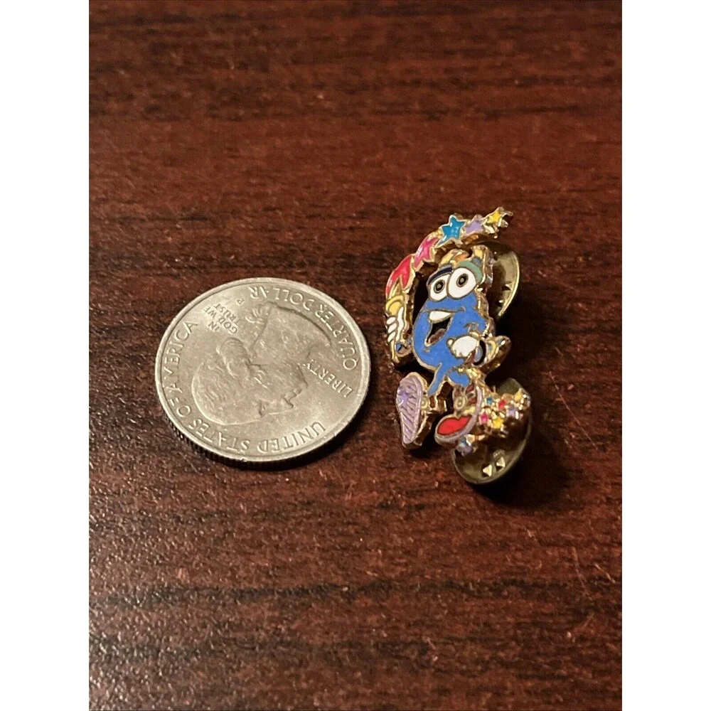 1996 Atlanta Olympics Mascot Izzy Carrying Olympic Torch Lapel‎ Hat Pin
